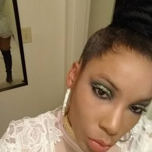 Meet your Posher, Mona